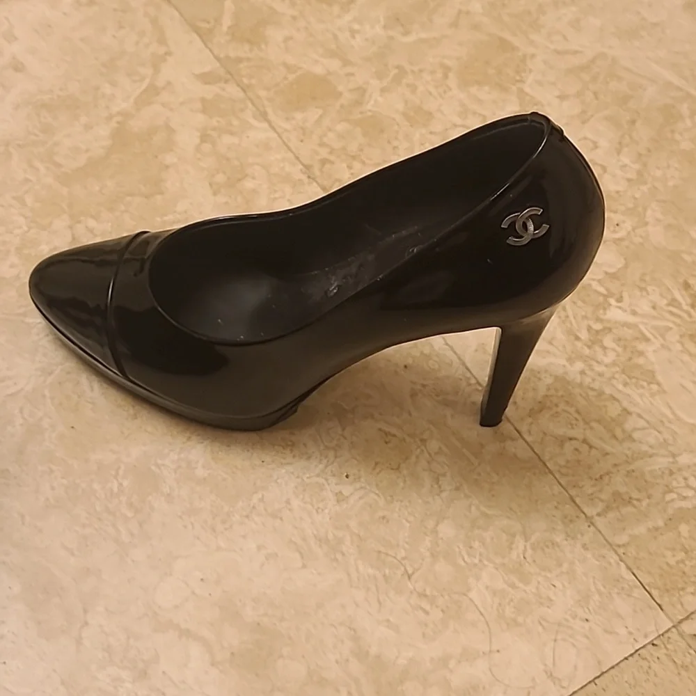 Chanel Black patent and leather pumps size 38